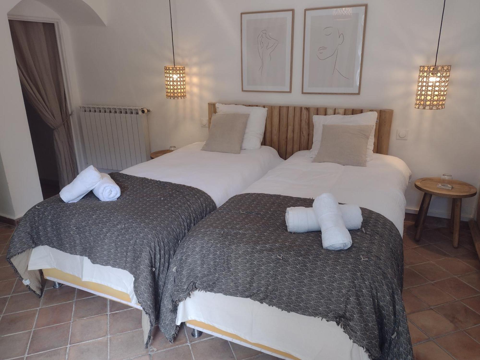 La Maison Des Autres, Piscine Chauffee, Chambres D'Hotes Proches Uzes, Nimes, Pont Du Gard Saint-Genies-de-Malgoires Bilik gambar